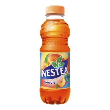 Plastikowa butelka mrożonej herbaty Nestea Peach, pomarańczowa nakrętka, etykieta z brzoskwiniami i logo Nestea.