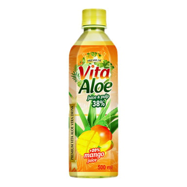 Butelka na 500 ml soku i miąższu Vita Aloes, z 38% sokiem z aloesu i 20% sokiem z mango. Pomarańczowo-zielona etykieta przedstawia liście aloesu i mango.