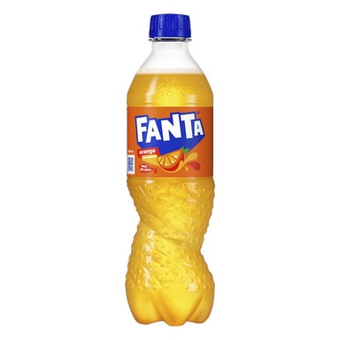 Plastikowa butelka napoju gazowanego Fanta orange z niebieską nakrętką, pomarańczową etykietą z logo Fanty, plasterkami pomarańczy i tekstem smakowym.