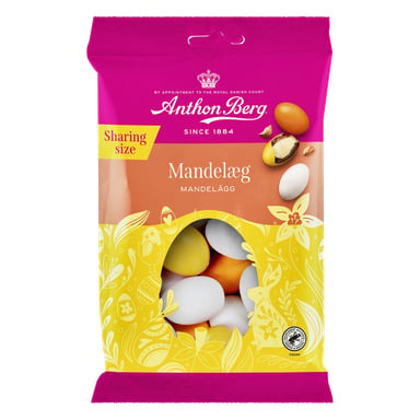 En rosa och gul Anthon Berg Mandelæg-påse märkt "Sharing size", med pastellfärgade chokladmandlar och bilder av hela och halverade godisar.