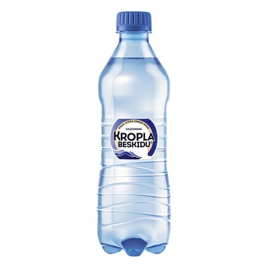 Przezroczysta plastikowa butelka wody gazowanej Kropla Beskidu z niebieską nakrętką i niebiesko-białą etykietą przedstawiającą markę i górę.