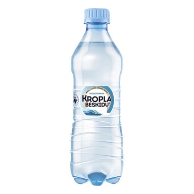 Przezroczysta plastikowa butelka wody niegazowanej Kropla Beskidu z niebieską nakrętką i etykietą z nazwą marki i tekstem. Butelka jest pełna.