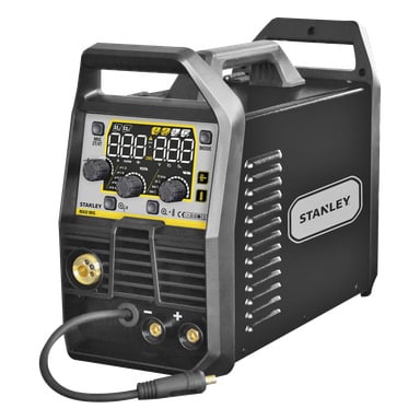 En svart Stanley-svetsmaskin med en digital skärm, flera knoppar, knappar, främre portar och ett bärhandtag upptill.