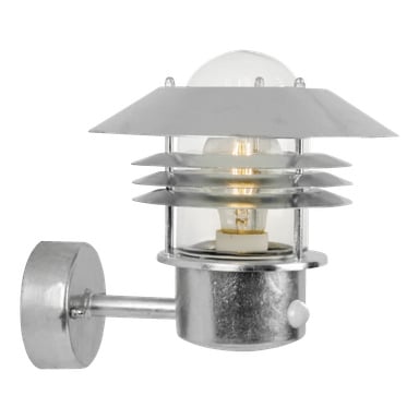 Lampa ścienna Nordlux Vejers z czujnikiem ruchu to nowoczesne światło zewnętrzne o eleganckim metalicznym wykończeniu, poziomych listwach wokół przezroczystego szkła otaczających widoczną żarówkę, przymocowanym do okrągłej podstawy.