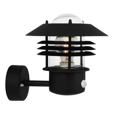 Lampa ścienna Nordlux Vejers ma czarną cylindryczną obudowę z poziomymi listwami oplatającymi przezroczystą szklaną żaluzję, odsłaniając żarówkę wewnątrz. Jest przymocowana do okrągłej podstawy montażowej i posiada mały czujnik ruchu pod oprawą.
