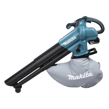 Blå och svart Makita lövblåsare sedd från sidan, med en stor uppsamlingspåse undertill, handtag och toppströmbrytare.