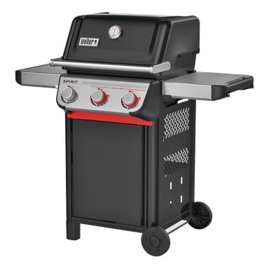 En svart och silverfärgad Weber Spirit gasgrill, tre rattar, stängt lock med temperaturmätare, sidohyllor, skåp och två hjul.