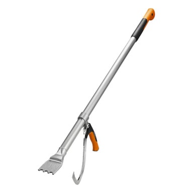 Ett trädgårdsredskap med silverhandtag, orange och svart grepp, taggigt platt blad i ena änden och en böjd klo nära bladet.