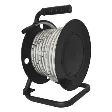 En svart snelle med håndtak inneholder en sammenrullet klar LED-stripe, pent pakket og hvilende på et solid metallstativ med støtteramme.