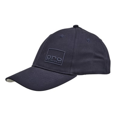 Granatowa czapka z daszkiem z podniesioną prostokątną naszywką z napisem pro WORKWEAR, przeszyte oczka i zaokrąglone rondo.