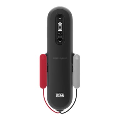 ładowarka DEFA SmartCharge wyposażona w cyfrowy wyświetlacz 14.7, przycisk zasilania oraz dołączone czerwono-szare klipsy krokodyle.