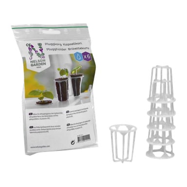 En "Nelson Garden Pluggholder"-pakke med seks hvite plastholdere for planteplugger stablet ved siden av, som viste frøplanter på esken.