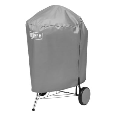 Ett grått Weber-grillskydd passar över ett runt galler med två svarta hjul och metallben; Weber-logotypen finns uppe till vänster.