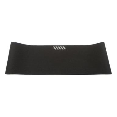 En svart, rektangulär löpbandsmatta med böjd kant, fem vita linjer i mitten och en texturerad, halkfri yta.