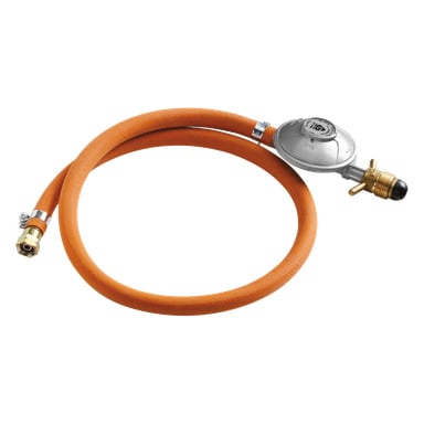 En orange gasslang ringlad i en cirkel, med en tryckregulator i ena änden och en kopplingskoppling i den andra.