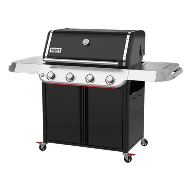 Svart og sølvfarget Weber Genesis gassgrill med fire knotter, lokktermometer, sidehyller, nedre oppbevaringsskap og hjul.