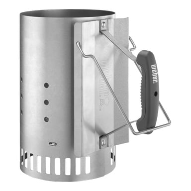 En metallskorstensstarter av kol med ventilationshål, ett svarthandtagsgrepp, trådstöd och det synliga Weber-märket på sidan.