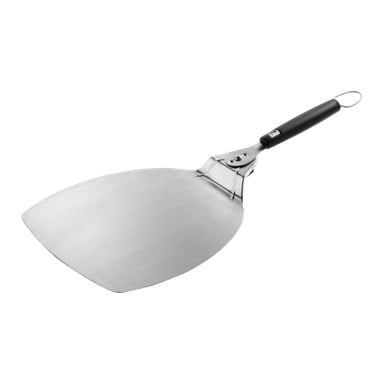 Ett rostfritt stål-pizzaskal med ett brett och platt blad, svart handtag med hängögla och ett fällbart gångjärn nära handtagets bas.