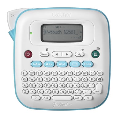 Brother P-touch etikettmaskin med liten skärm, QWERTY-tangentbord, funktionsknappar, blå accenter och en skärare uppe till vänster.