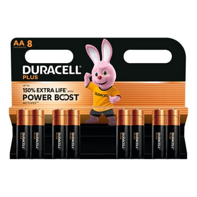 Åtta Duracell Plus AA-batterier i ett paket med en rosa kaninmaskot i gult och text som påstår upp till 150% extra livskraft Power Boost.