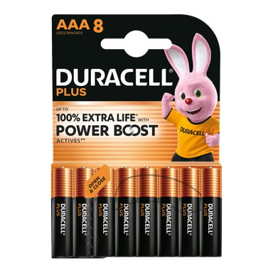 Paket med 8 AAA Duracell Plus-batterier i svart och orange förpackning, med en rosa kaninmaskot och påståenden om upp till 100% extra livslängd.