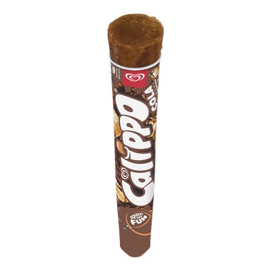 En Calippo Cola isklubba i en brun och vit tub, med den frysta colalocket exponerad. Förpackningen visar bilder av cola och is.