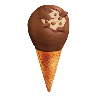 En våffelstrut med glass täckt av choklad, toppad med chokladbitar och bitar av kakdeg.