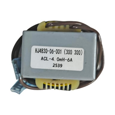 Närbild på ett induktorlöpband märkt HJ4830-06-001 (300 300) ACL-4.0mH-6A 2539, med en grå låda inlindad i bruna kablar.