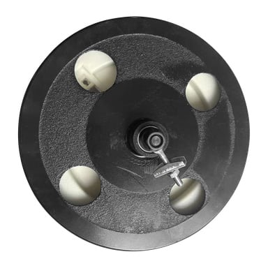 Flywheel-motionscykeln har en rund svart viktplatta med fyra utskurna hål, ett mitthandtag och en strukturerad, robust finish.