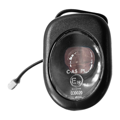 Närbild på en svart oval frontlampa för en elektrisk scooter, fönster som visar "C.A.S PL" och "E32", med tunn tråd och vit spets.