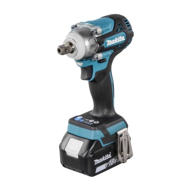 Makita 18V sladdlös slagnyckel med svart och turkos, metalldelar och bältesklämma, som står på batteripaketet.