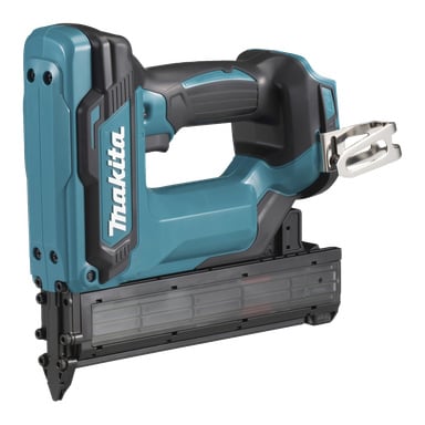 En blå och svart Makita sladdlös spikpistol har en metallbälteskrok och ett rektangulärt magasin för spikar.