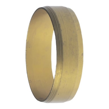 En enkel guldring i metall med en slät finish och subtila horisontella linjer runt bandet.