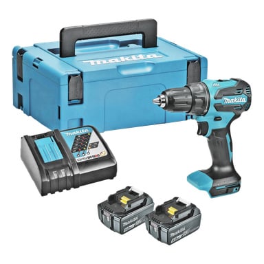 Makita DHP490RTJ blå slagverksskruvmejsel visas upprätt tillsammans med två batterier, en laddningsenhet och en blå bärväska märkt med Makitas logotyp. Alla tillbehör är placerade bredvid verktyget.