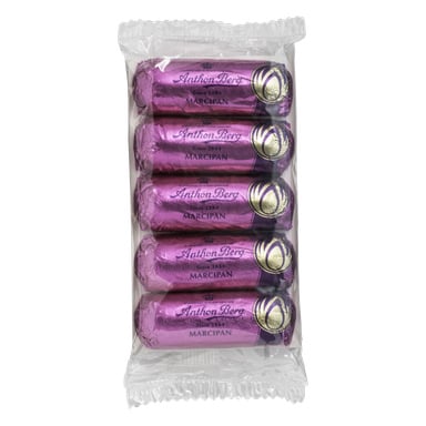 Ett genomskinligt plastpaket med sex Anthon Berg marsipanbars, var och en inlindad i glänsande lila folie med guld- och vita detaljer.