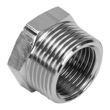 Närbild av en hexagonall metalladapter för rörkoppling med både interna och externa gängor för rördragning eller röranslutningar.
