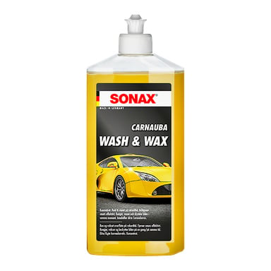 Plastflaske med Sonax Wax sjampo som inneholder gul væske, med en etikett med teksten CARNAUBA WASH & WAX og et bilde av en gul sportsbil.