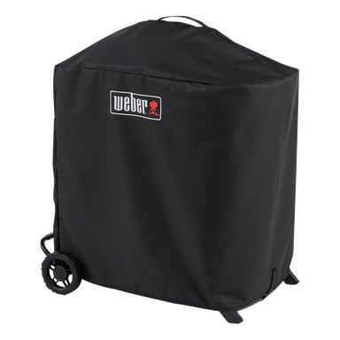Et svart Weber beskyttelsesdeksel, grill 3400280, er drapert over en grill og skjuler delvis to hjul nederst til venstre.