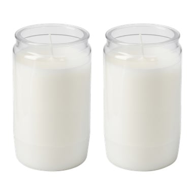 Zwei klare Glasgefäße, in Form von Limonadendosen, gefüllt mit weißem Wachs und einem einzelnen Docht, stehen nebeneinander.