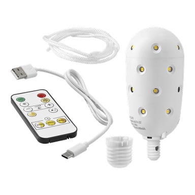 Valkoinen LED-lamppu, jossa on keltaiset valosolmut, napitettu kaukosäädin, USB-latauskaapeli, ruuvattu korkki ja kierretty köysi.