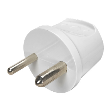 Närbild på en vit tvåpolig eladapter för europeiska uttag, med metallstift och ett rundat plasthölje.