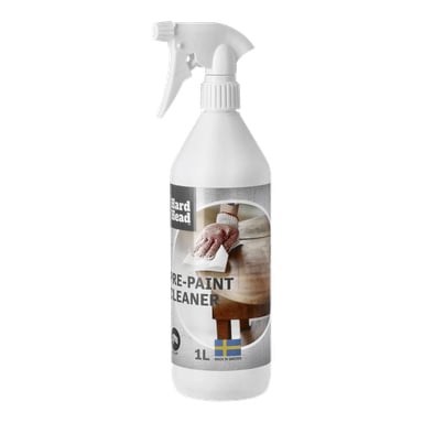 En vit sprayflaska märkt Hard Head Pre-Paint Cleaner, som visar en handskklädd handrengöring. Etiketten noterar 1L, för inomhusbruk, Sverige.