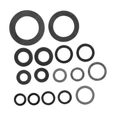 Femten forskjellige flate skiver laget av gummi og metall fra Gelia Seal sitt hjemmesortiment er pent arrangert i rekker.