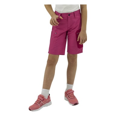Ett barn i vit skjorta, rosa knälånga shorts med fickor, vita strumpor och rosa sneakers står med avslappnade armar; huvudet osedd.