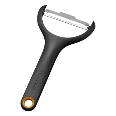En Y-formet grønnsaksskreller med svart håndtak, rustfritt stålblad, oransje aksent og Fiskars-logo på håndtaket.