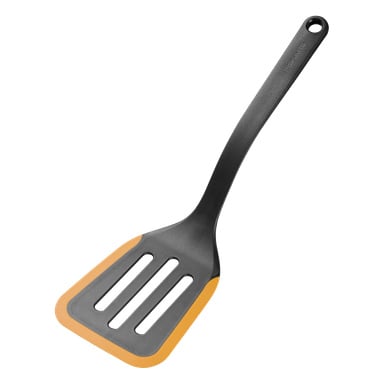 En svart stekspade med spår, ett vinklat handtag och ett orangekantat huvud, perfekt för att lyfta och vända mat.