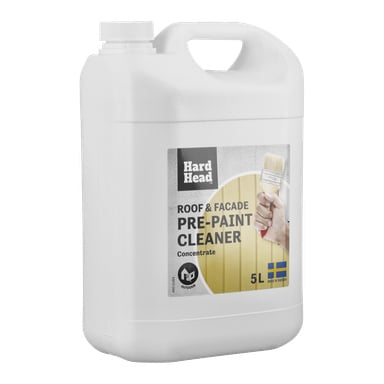 Valkoinen 5L Hard Head Roof & Facade Pre-Paint Cleaner -pullo, jossa on etiketti, jossa on käsi, joka pitää sivellintä ja Ruotsin lippu.