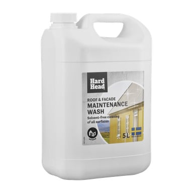 5L vit plast Hard Head Roof & Facade Maintenance Wash med handtag och skruvlock; etiketten visar att den är lösningsmedelsfri, tillverkad i Sverige, med en gul byggnad och svensk flagga.