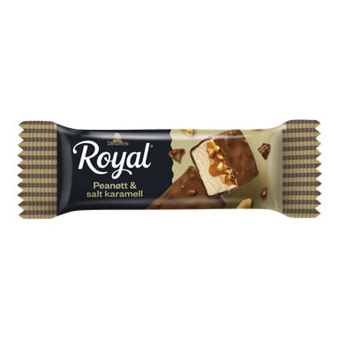 En innpakket Royal iskrembar merket Peanøtt & salt karamell, med vaniljeis, salt karamell, peanøtter og sjokolade.