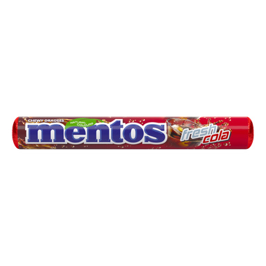 Rulla Mentos-pureskeltavia dragee-juustoja tuoreessa colan maussa, punainen kääre, jossa on rohkea sinivalkoinen mentos-teksti ja cola splash -kuvia.
